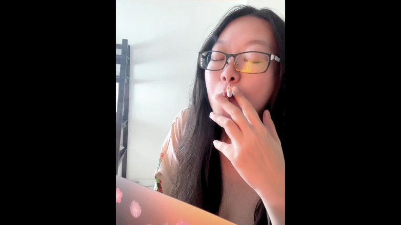 Smoking Asian: Fumo miLF asiatica che impila la mia torre della sigaretta +...