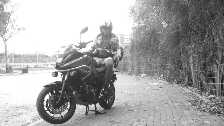 Voyager: Cada coche que pasaba veía su pene vibrar bajo su...