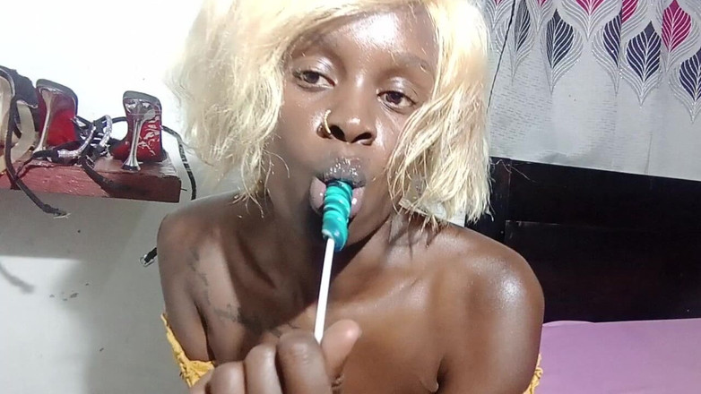 Ebonyschat: Alexa - rubia semidesnuda chupando dulce