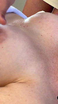 Katerina Hartlova rondborstige ster-milf komt om Cyntia Cymes mooie massageborsten te maken en haar doorboorde poesje te vingeren
