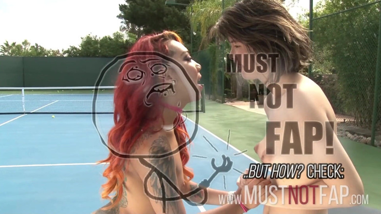 Leon Lambert Girls Twerk Parties CFNM: Hete lesbische tennissers op het veld