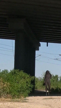 La schiava Tih mostra la sua figa e le sue tette sotto il ponte