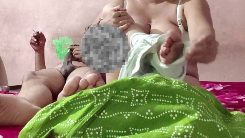 Pinki Bhabhi 69: 朋友的热辣妻子为了性满足而欺骗了她的丈夫。完整 Lenght 性爱视频