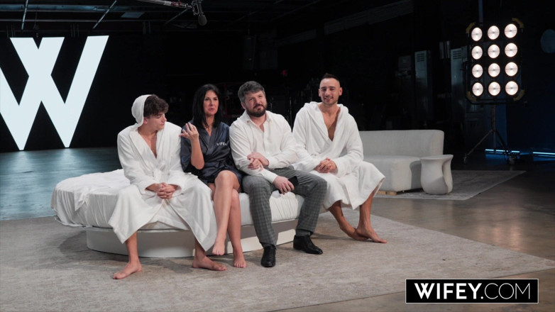 Wifey: Marido esposa assiste como sua esposa com tesão Sienna Rae...