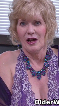 Nenek seksi Amerika sindee dix lagi asik pamer lingerie ungu dan stoking nilonnya