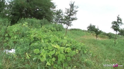 Asian porn collection: Hubená japonská teenagerka s chlupatou kundičkou ošukaná venku nevlastním otcem