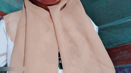 Pasutri indo: 舔一个漂亮的头巾女孩的屁股洞并操她的阴道，直到我们都满足