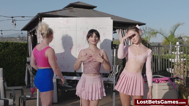 Lost Bets Games: Lagu kebangsaan di pertunjukan striptis liar bareng cowok-cowok sange ini!
