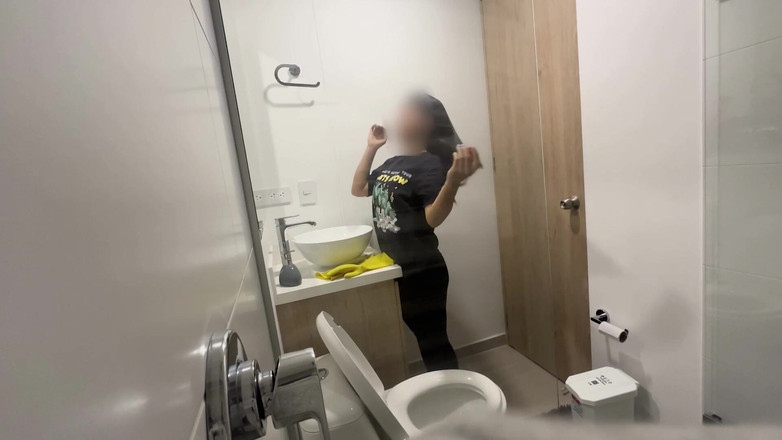 Time traveler: 可爱的娇小女仆给老板撸管，然后操她的主人 第1部分