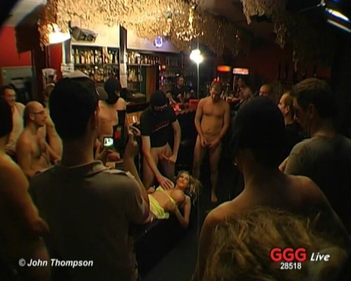 GGG John Thompson OLD STYLE: Ggg - blonďatá bomba Sandra Star dostane gangbang na divoké bar...