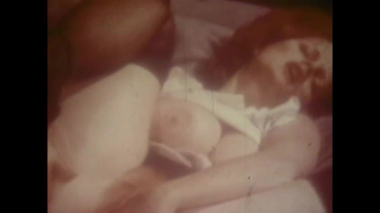 Vintage megastore: 見事なヴィンテージソロセックスのための熱い赤ん坊と巨大なおっぱい運指彼女の毛の商品