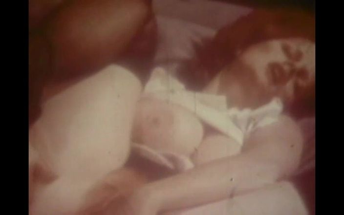 Vintage megastore: विशाल स्तन वाली हॉट बेब के लिए शानदार विंटेज एकल सेक्स उसकी बालों वाली चूत में उंगली कर रहा है