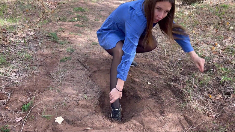 Hottie goddess: 森で立ち往生しているかわいい女の子