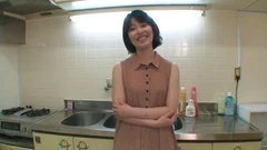 Il a sa levrette dans la cuisine