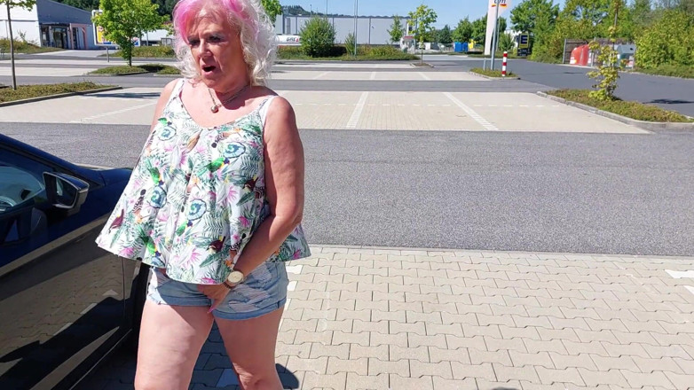 PureVicky66: Nonna arrapata in macchina!