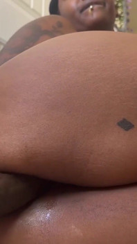Cewek semok kulit hitam dengan pantat bahenol lagi asik ngentot dildo sampai mengerang keenakan