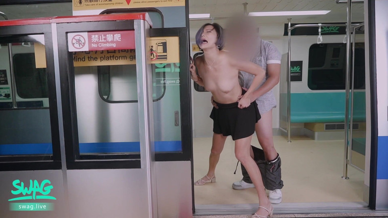 SWAG.live: Schlampe U-bahn: Ol bekommt gangbang und vollgespritzt