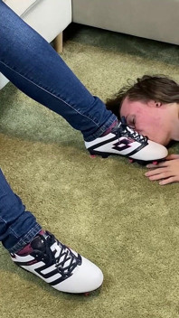Zijn neukgezicht en tong maken haar voetbalschoenen schoon! - Dave Moon - Jennifer - Bbusting likken