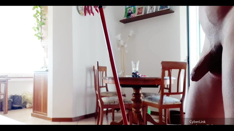 Boy jerking off: Evimi temizliyorum 