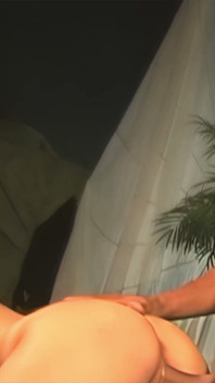 Un bărbat din junglă fute o blondă cu forme