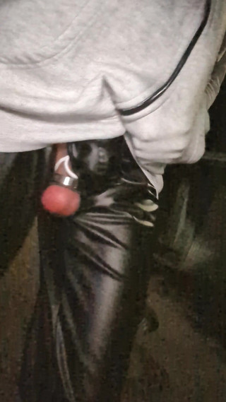 kinkygaynudist: Muž chodí venku a ukazuje své koule