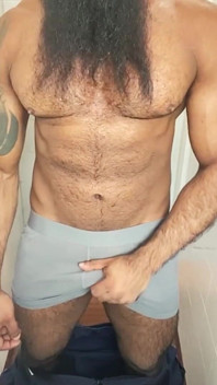 Sakallı ve dayanıklı adam mastürbasyon yapıyor ve boşalıyor