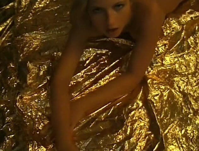Flash Model Amateurs: Fetei blonde tentante îi place să se dezbracă în fața camerei