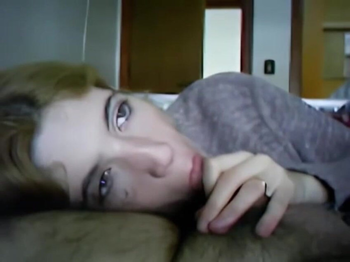 masked woman: Młoda blondynka z ssie kutasa z miłością i dostaje wytrysk...