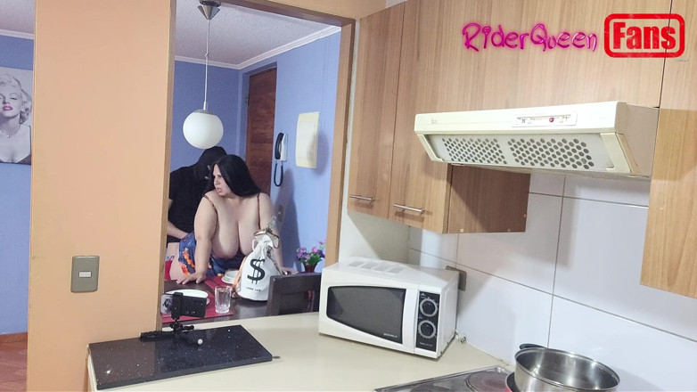 Riderqueen: Video cho người hâm mộ: một chàng trai trẻ đeo mặt...
