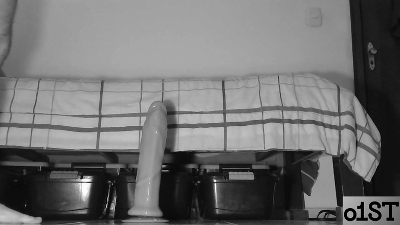 O1ST: Mann Mit Rasiertem Körper Hat Spaß Mit Seinen Spielsachen