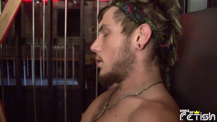 Gay Diaries: Tânărul tatuat și prietenul său cu pulele lor mari supte de...