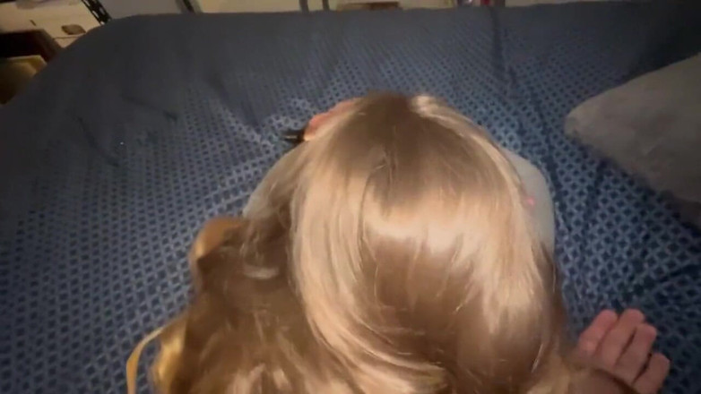 J13D75: यह लड़की मेरी आधी उम्र की है! वह इतनी पागल है कि मैं इतनी गहरी आ गई। उसका प्रेमी निश्चित रूप से नोटिस करेगा!