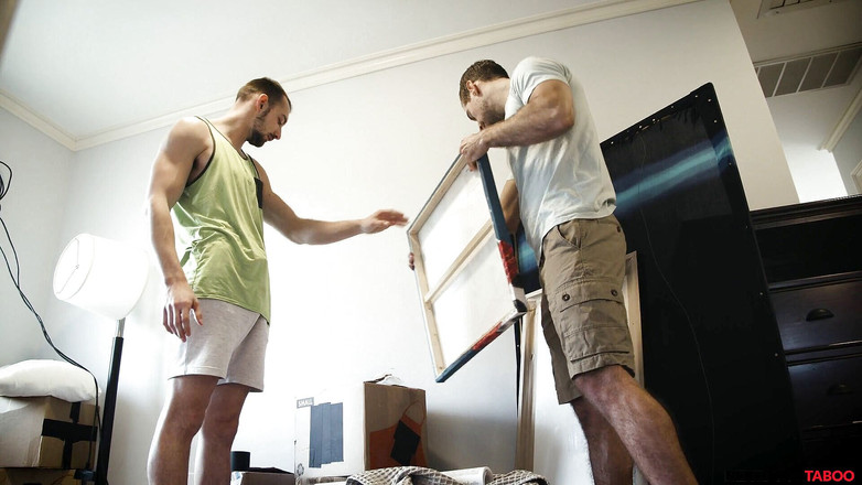 Next Door Studios: I fratellastro si arrapano quando trovano il porno gay del...