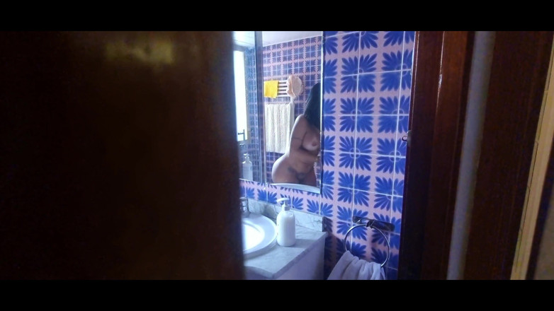 ep3kofficial: La mia matrigna mi sorprende a guardarla la doccia