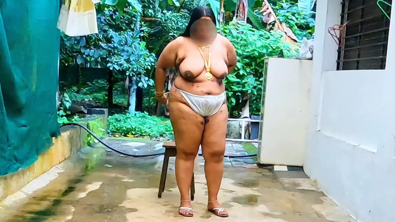 Anne Ipe: Odhalení v sexy těle venku, Mallu MILF v tradičních loincloth...