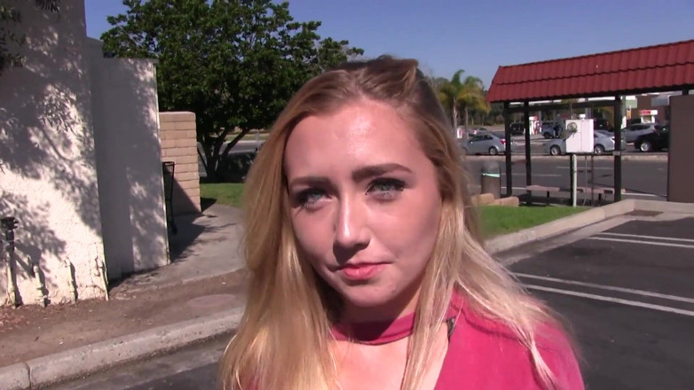 Perv Milfs n Teens: Huntington Beach - cadela Dakota Bleu é pega