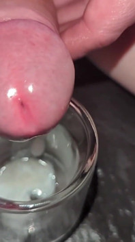 Close-up randen, meerdere cumshots leken in glas. Slow motion ontkenning, geruïneerd orgasme, touwen schieten, ongesneden