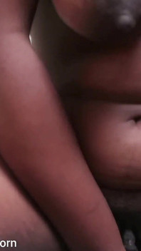 Mijn poesje beukend op een vibratordildo