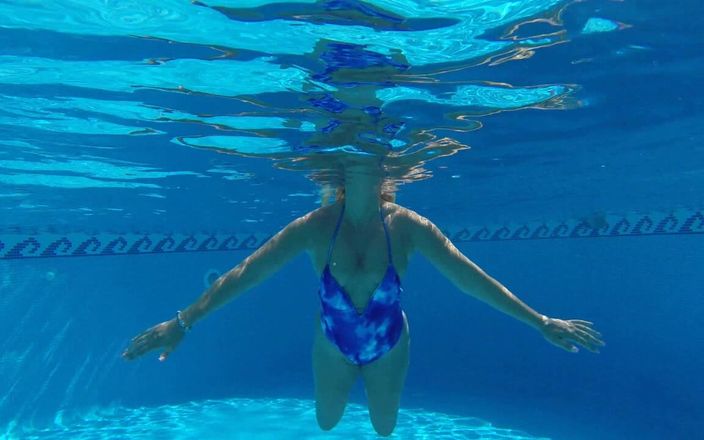 SweetSusi: Mit Neuem Badeanzug Im Pool