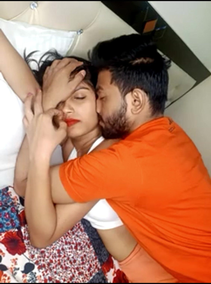 Your Neha Doll: 德西女朋友男朋友浪漫接吻性爱视频 清晰的印地语音频