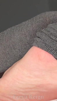 Adoração silenciosa com pés com muitos dedo do pé dentro e fora das meias