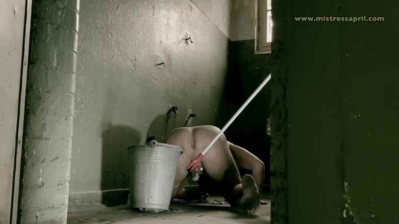 Mistress April: Dominatrix meesteres April opruimen in cel 45