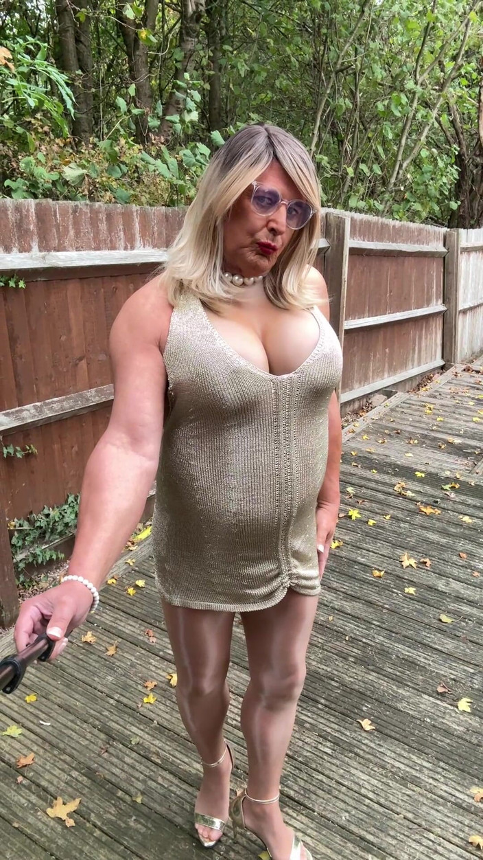 Kellycd2022: Сексуальний кроссдрессер kellycd2022 в золотій сітчастій сукні шовковисті безшовні колготки і підбори