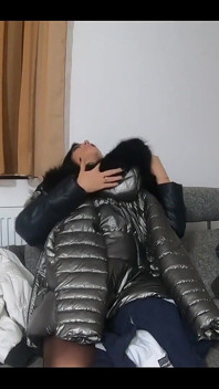 Orta yaşlı seksi kadın mastürbasyon yapıyor ve beyaz kürklü kapşonlu ceketler oynuyor ep. 210 Ceketlerimi giyerken mastürbasyona bayılıyorum.
