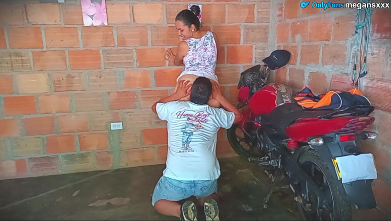 MeGanSxx: Mechanik przychodzi zobaczyć mój motocykl i mierzy mój olej