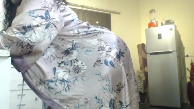 Legendary Booty Overdose: Черная жиробасина исполняет стриптиз и сосет ее сиськи с лактацией