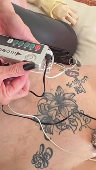 První manžel otrok s močovou sondou a elektrostimulací s císařovnou Bellou Sadicou