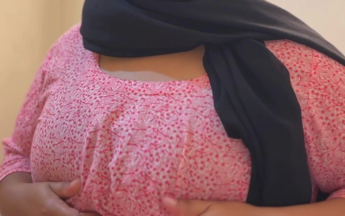 Aria Mia: メガネをかけた18歳のティーンホット継母は、真夜中に継息子のベッドで夫を浮気しています!