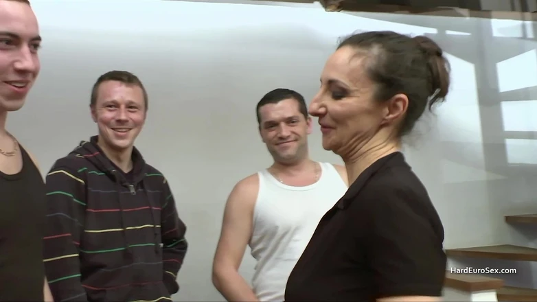 Hard Euro sex: Gözleri bağlı esmer çifte sert sikilmeden önce gizemli emiyor