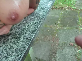 Gái đồng tính già dùng tay chọc lỗ đít và đi tiểu